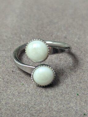 Sarah Coventry MELLOW White cream bypass Ring from 1976